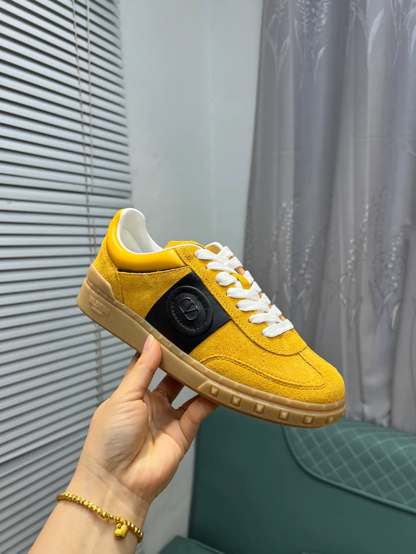 Men's shoes 💰620 👉🌹🌹VALENTINO counter synchronized new low-top casual sports shoes 👍Professional and high-end, perfect replica, first-class quality! 👍All made of original 1:1 materials, exclusive mold opening! 👍High mercerized cowhide fabric 👍TPU outsole, comfortable and wear-resistant, brand injection insole, 👍Full set of high-end counter packaging 👍All details are customized with 1:1 mold, striving for perfection! 👍Couple style female 35-41, male 38-46 (female 41, male 45 46 customized)